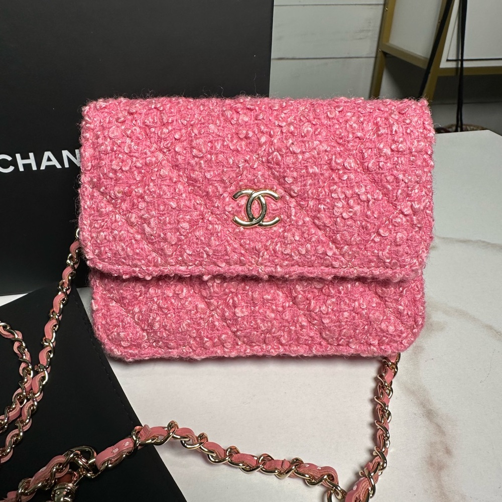 SOLD ❌❌❌❌Chanel Pink Tweed Waist Bag - Picture 3 of 10